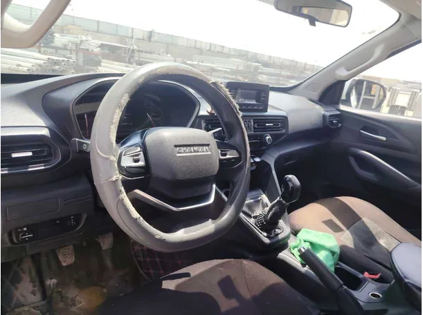 Car image 12