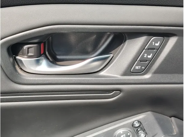 Car image 30