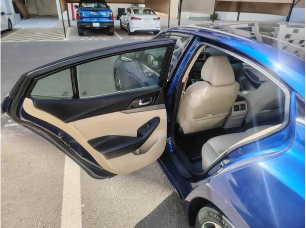 Car image 14