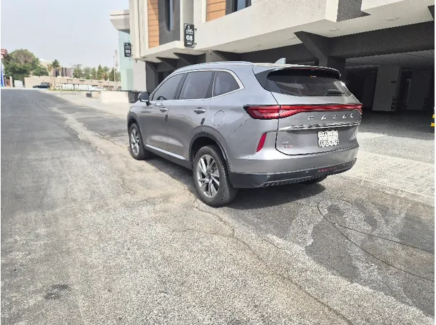 Car image 4