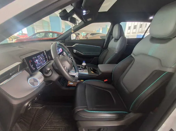 Car image 12