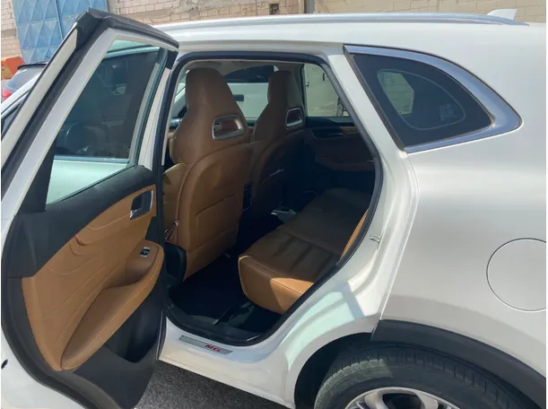 Car image 14