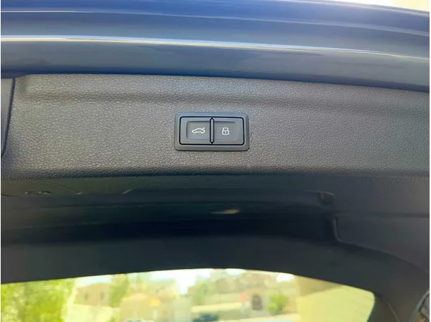 Car image 32