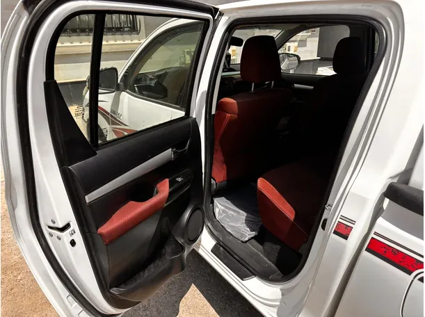 Car image 13