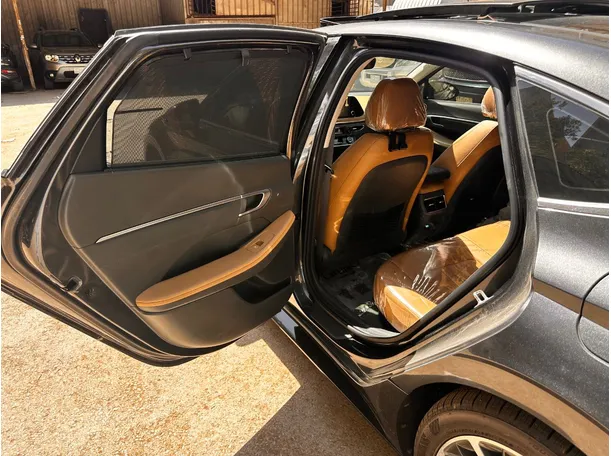 Car image 14