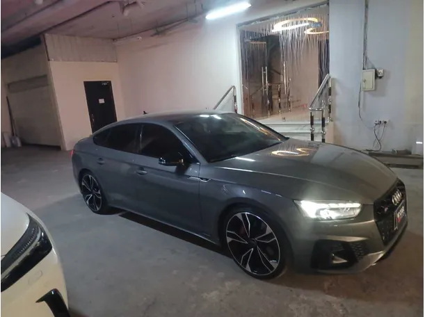 Car image 4