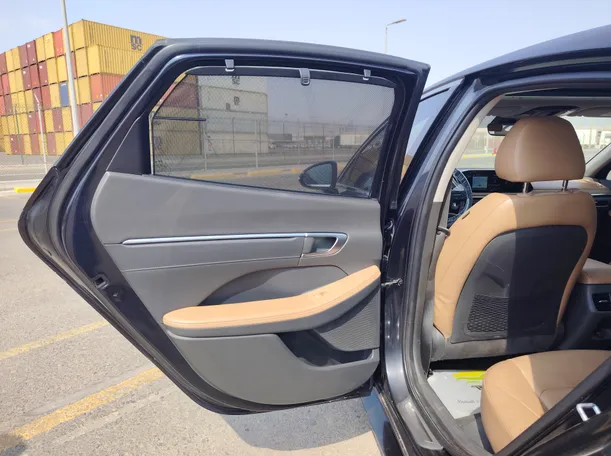 Car image 15