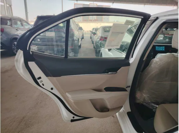 Car image 15