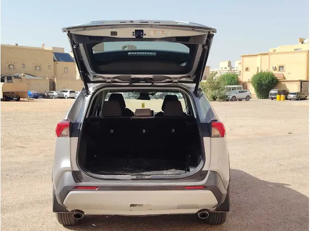 Car image 25