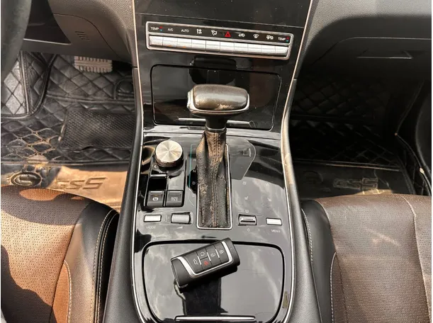 Car image 18