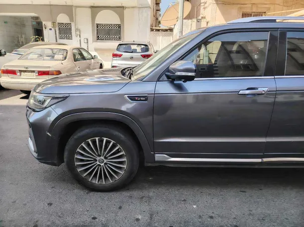 Car image 9
