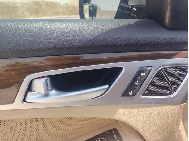 Car image 32