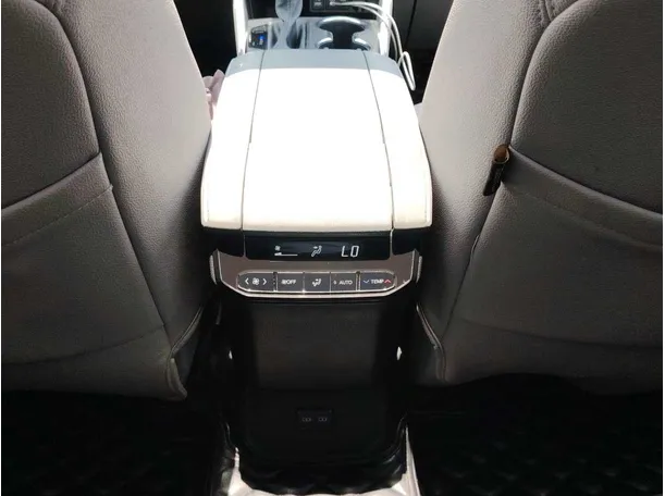 Car image 33