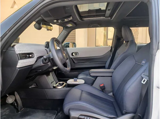 Car image 11