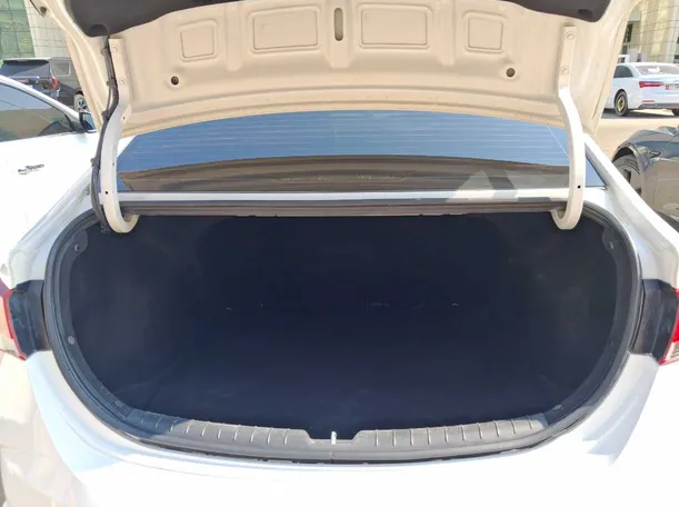 Car image 19