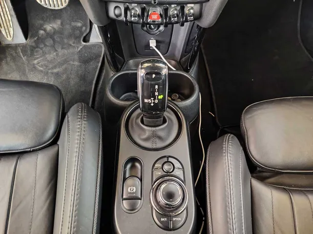Car image 19