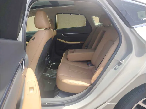 Car image 16