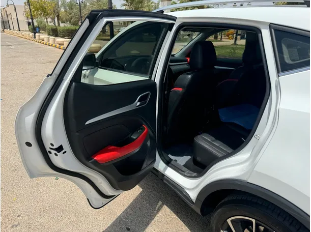 Car image 14
