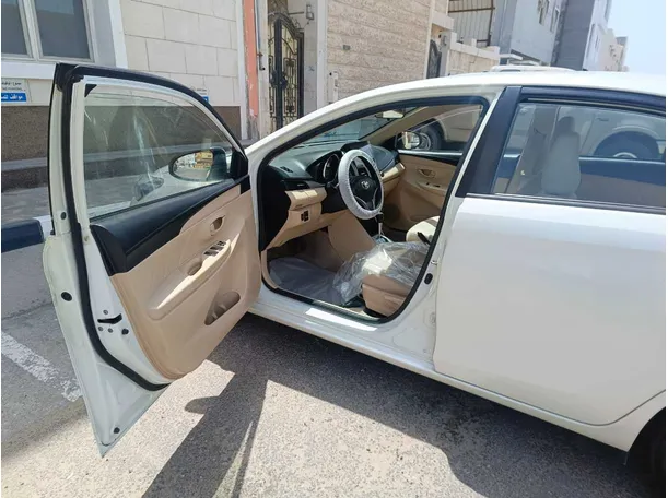 Car image 9