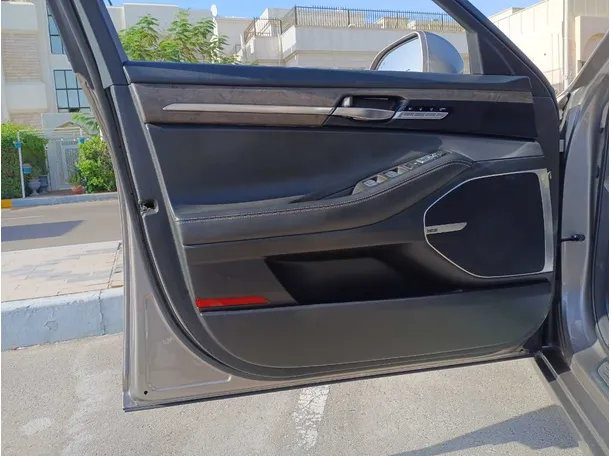 Car image 10