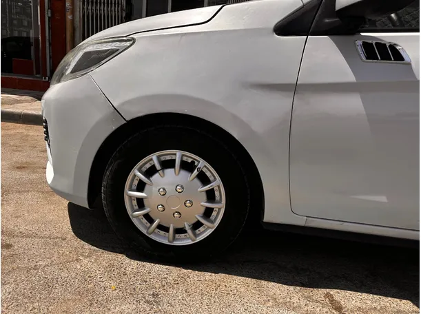 Car image 9