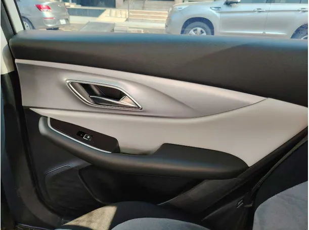 Car image 32