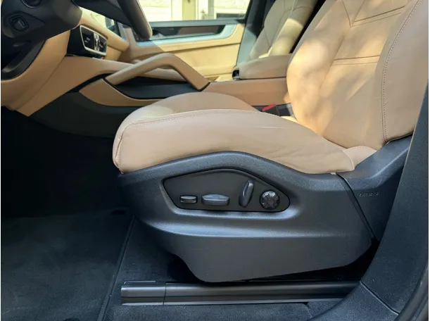 Car image 28