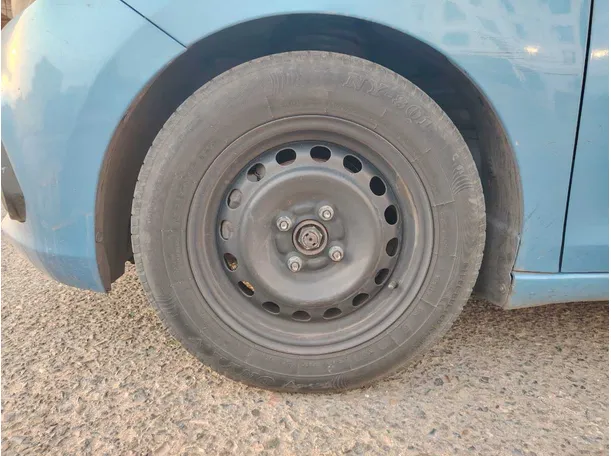 Car image 9