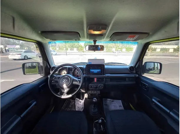 Car image 14