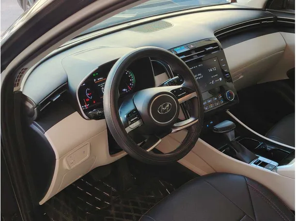 Car image 12