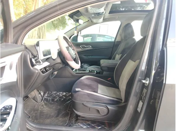 Car image 14
