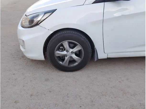 Car image 9