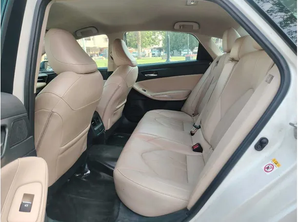 Car image 18