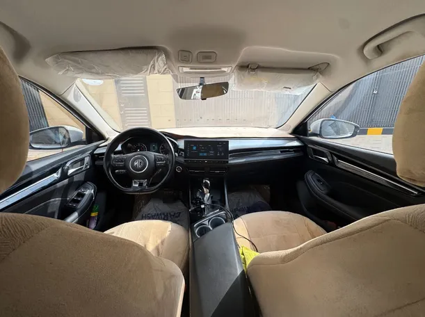 Car image 14