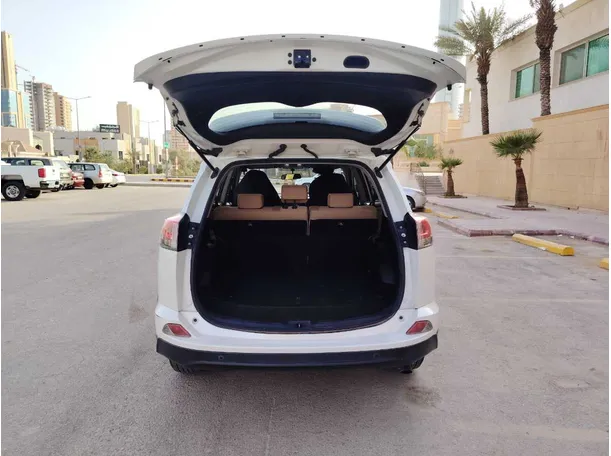 Car image 25