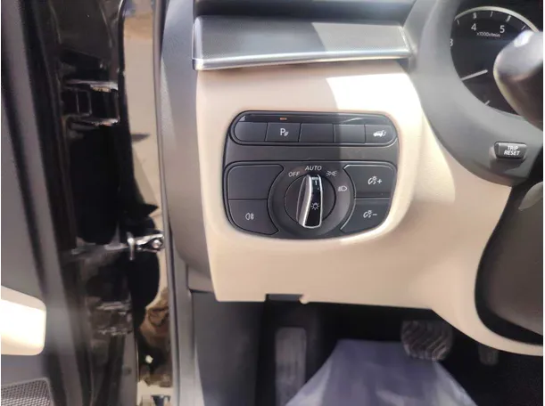 Car image 28