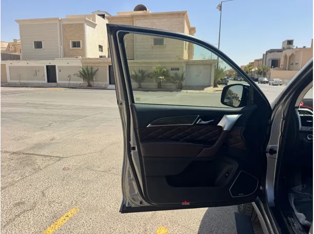 Car image 10