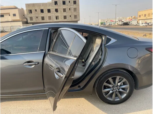 Car image 14