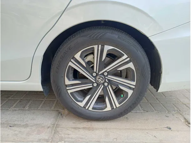 Car image 9