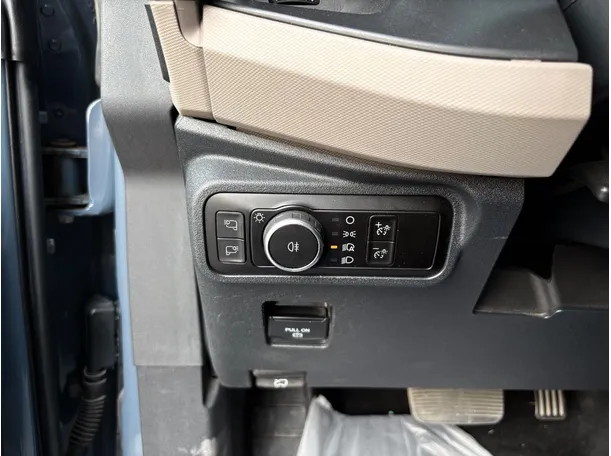 Car image 24