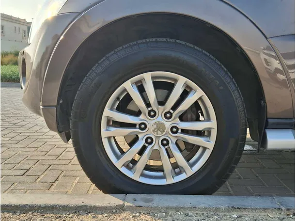 Car image 9