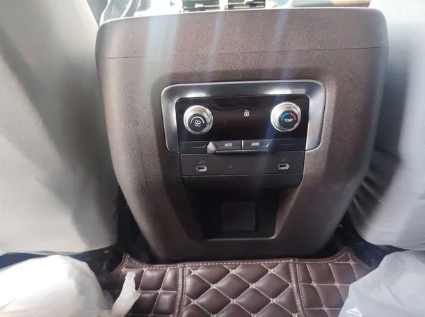 Car image 32