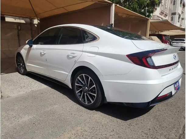 Car image 9