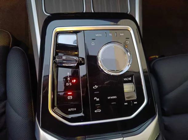 Car image 19