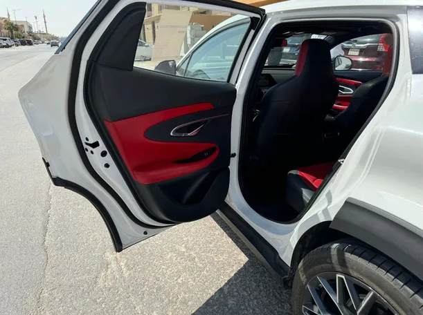 Car image 13