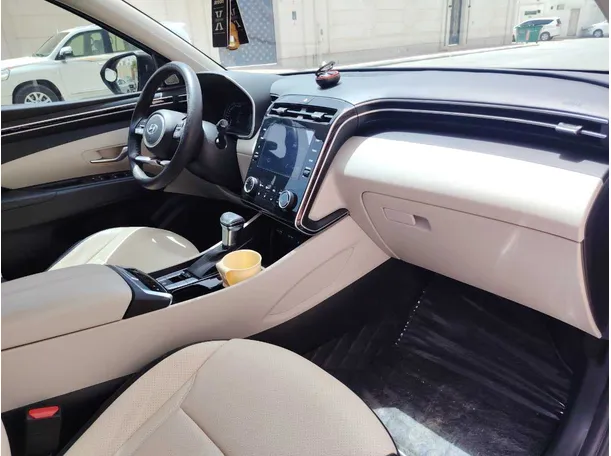Car image 15