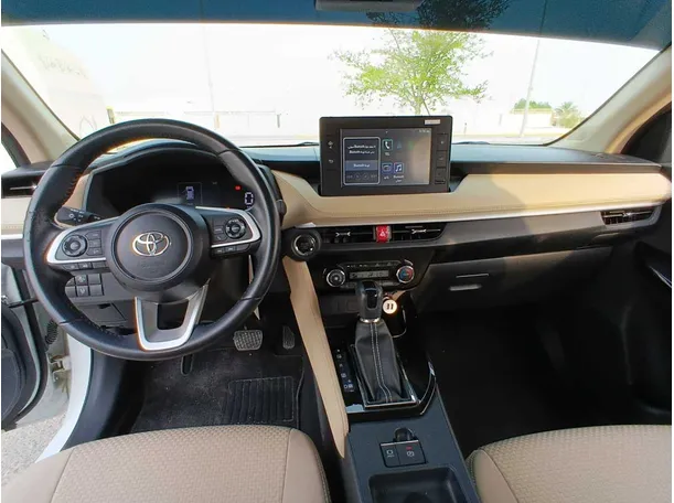 Car image 14