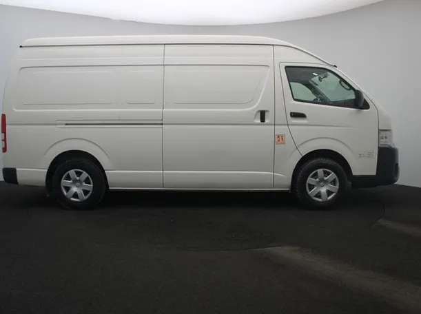 Car image 13