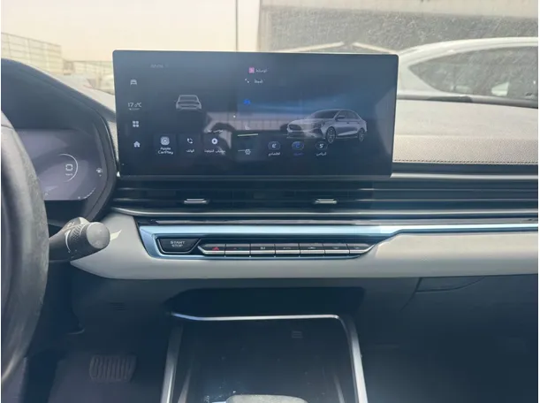 Car image 12