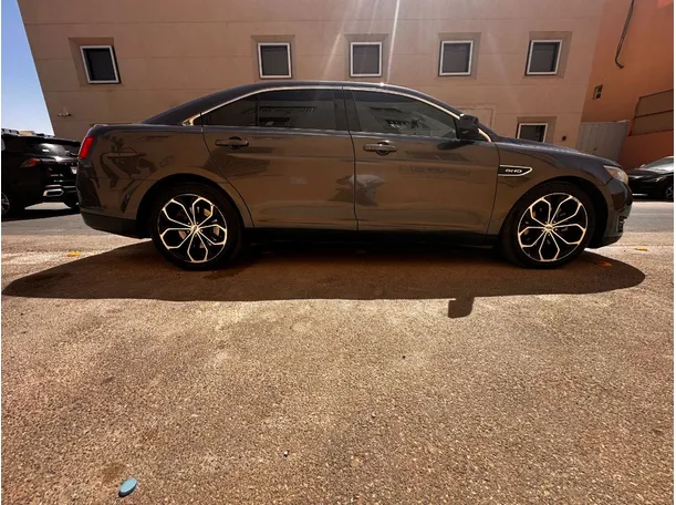 Car image 4